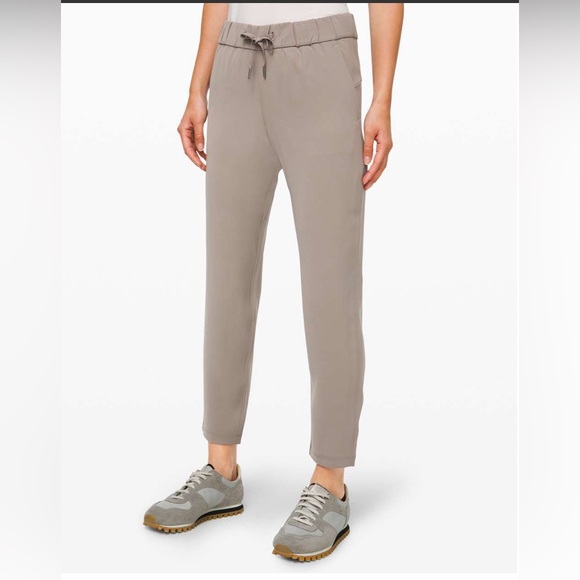 lululemon athletica Pants - Lululemon On the Fly 7/8 Pant *Woven
Carbon‎ Dust Size 2